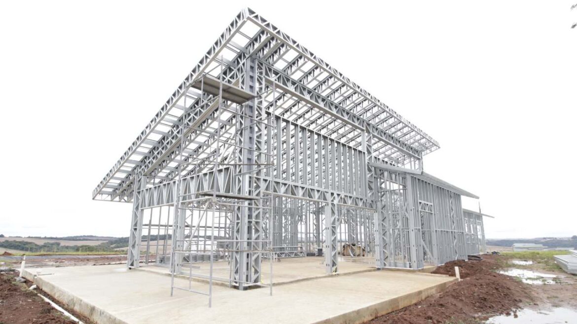 Obra em Steel Frame mostrando a montagem da estrutura com perfis de aço galvanizado.