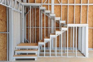 Escada em Steel Frame sendo montada com perfis de aço galvanizado e componentes estruturais