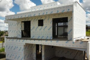 Aplicação de placas e membrana hidrófuga na fachada de uma construção em Steel Frame.