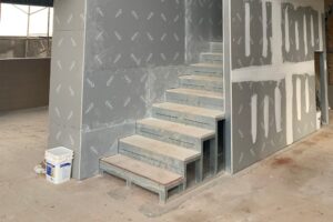 Montagem de escada em Steel Frame com perfis metálicos e elementos estruturais