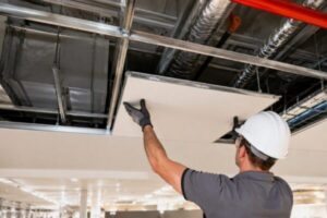 Instalação de forro de drywall com chapas de gesso acartonado