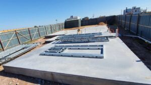 Execução da fundação de uma construção em Steel Frame com base nivelada e preparada para receber os painéis estruturais.