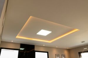 Teto de drywall com spots e iluminação embutida