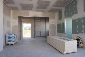 Montagem de parede de drywall com placas e estrutura metálica
