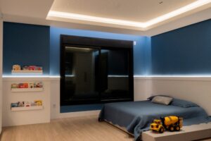 Rebaixamento de drywall com iluminação e acabamento integrado ao ambiente