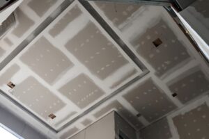 Forro de drywall com recortes para spots e iluminação embutida