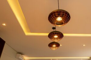 Sanca de drywall com iluminação indireta e rasgo de LED no teto