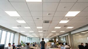 Forro modular com placas removíveis para acesso às instalações