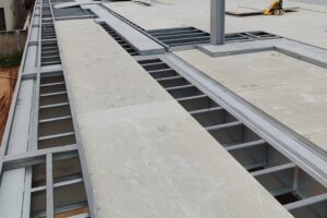 Canteiro de obras limpo com laje seca sendo montada, permitindo o avanço imediato das etapas seguintes da construção.